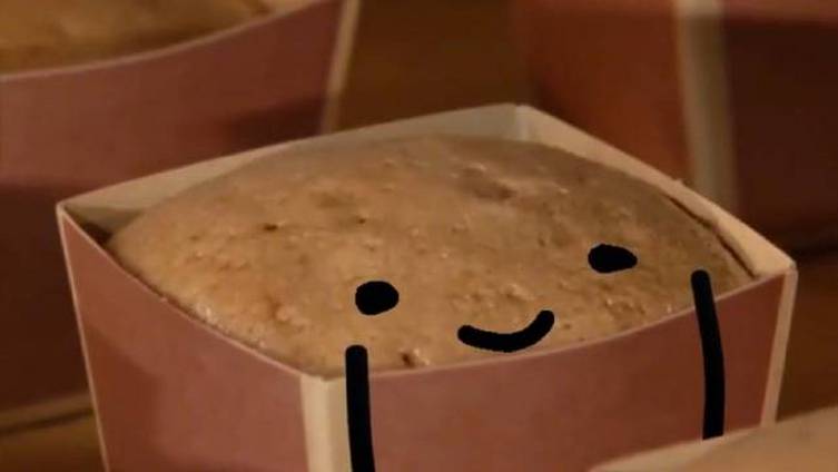 晚间分享【当面包有了小表情,画面逐渐变治愈】看逐渐膨胀的面包加上小表情,会让你的心情变更好